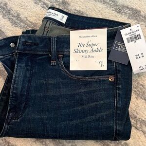 NWT Abercrombie & Fitch Mid Rise Super Skinny Ankle Dark Wash Jeans, Size 29/8